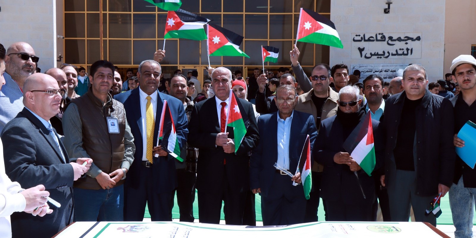  جامعة الحسين بن طلال تحتفل بيوم العلم الأردني.